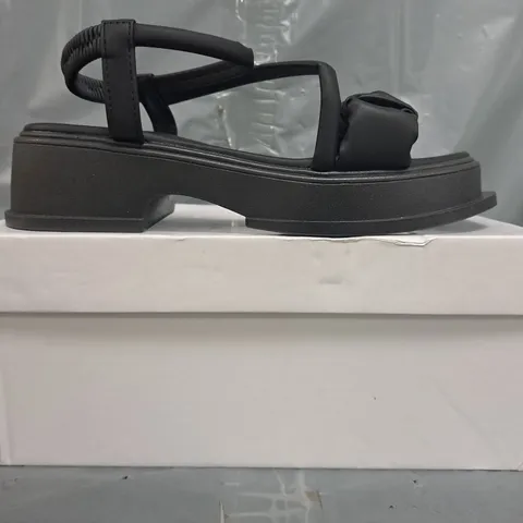 BOXED PAIR OF HUI ER MEI OPEN TOE LOW PLATFORM SANDALS IN BLACK SIZE EU 40