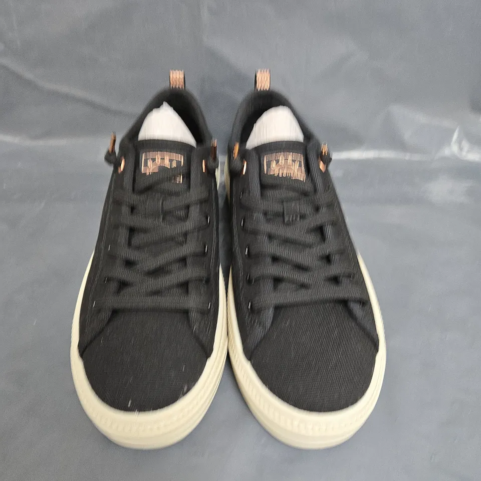 BOXED PAIR OF SKECHER BOB COPA TRAINERS - UK SIZE 5.5