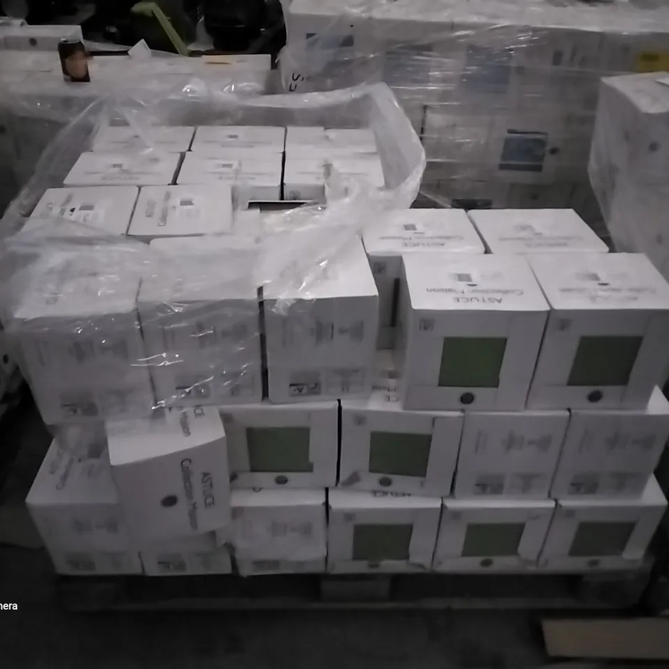 PALLET OF APPROXIMATELY 64 BOXES OF 25 BRAND NEW BRILLIANT VERT PIS 20X20CM TILES - EACH PACK COVERS APPROXIMATELY 1M² (TOTAL APPROX. 64 SQ.METRES)