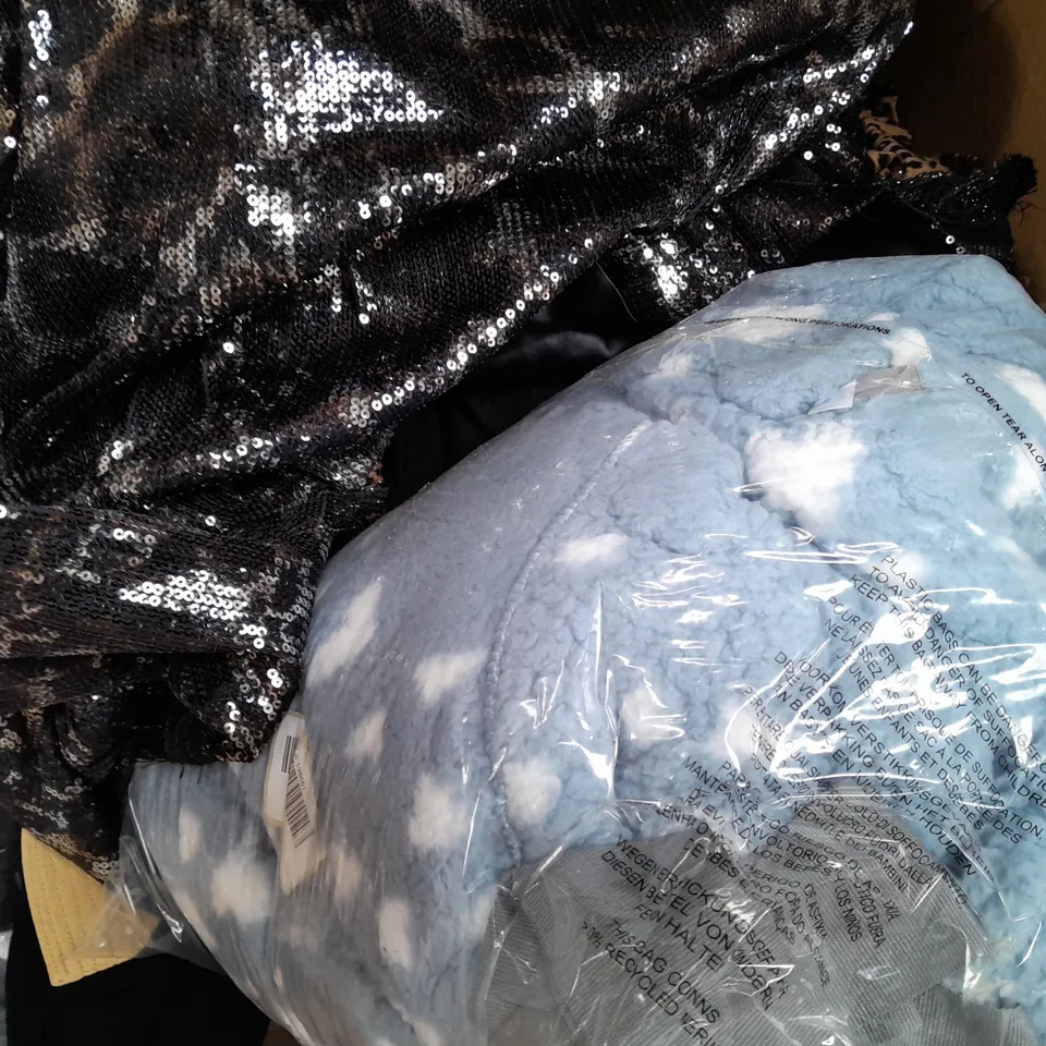 BOX OF APPROXIMATELY 15 ASSORTED CLOTHING AND FASHION ITEMS TO INCLUDE FRANK USHER, RUTH LANGSFORD, WYNNE LAYERS, ETC