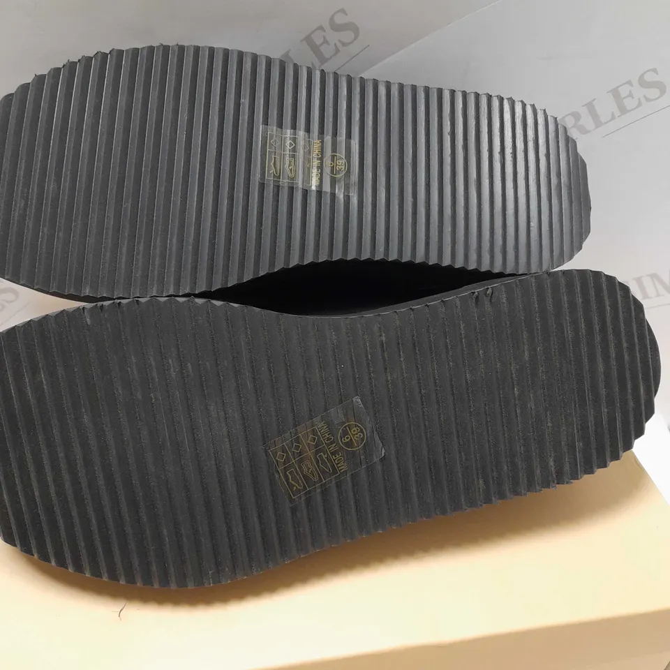KOI ZANGARO BLACK PU FLATFORM SHOES - SIZE 6