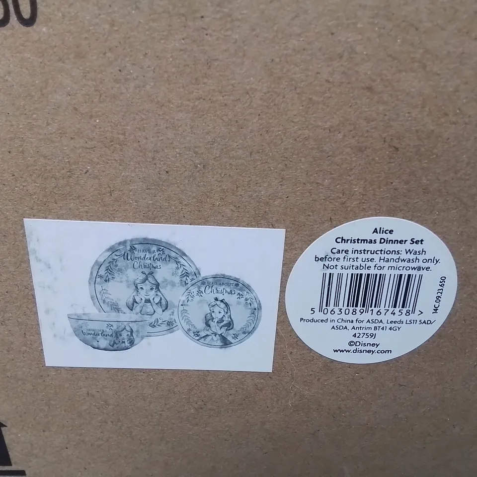 LOT OF APPROXIMATELY 14 ASSORTED AS NEW SEASONAL THEMED HOMEWARE ITEMS TO INCLUDE ALICE DINNER SETS, SHAPED MUGS AND INFLATABLE PENGUIN