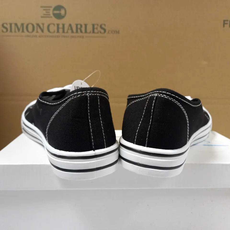 BOXED PAIR OF URBAN JACKS BLACK CANVAS TRAINERS - SIZE 7