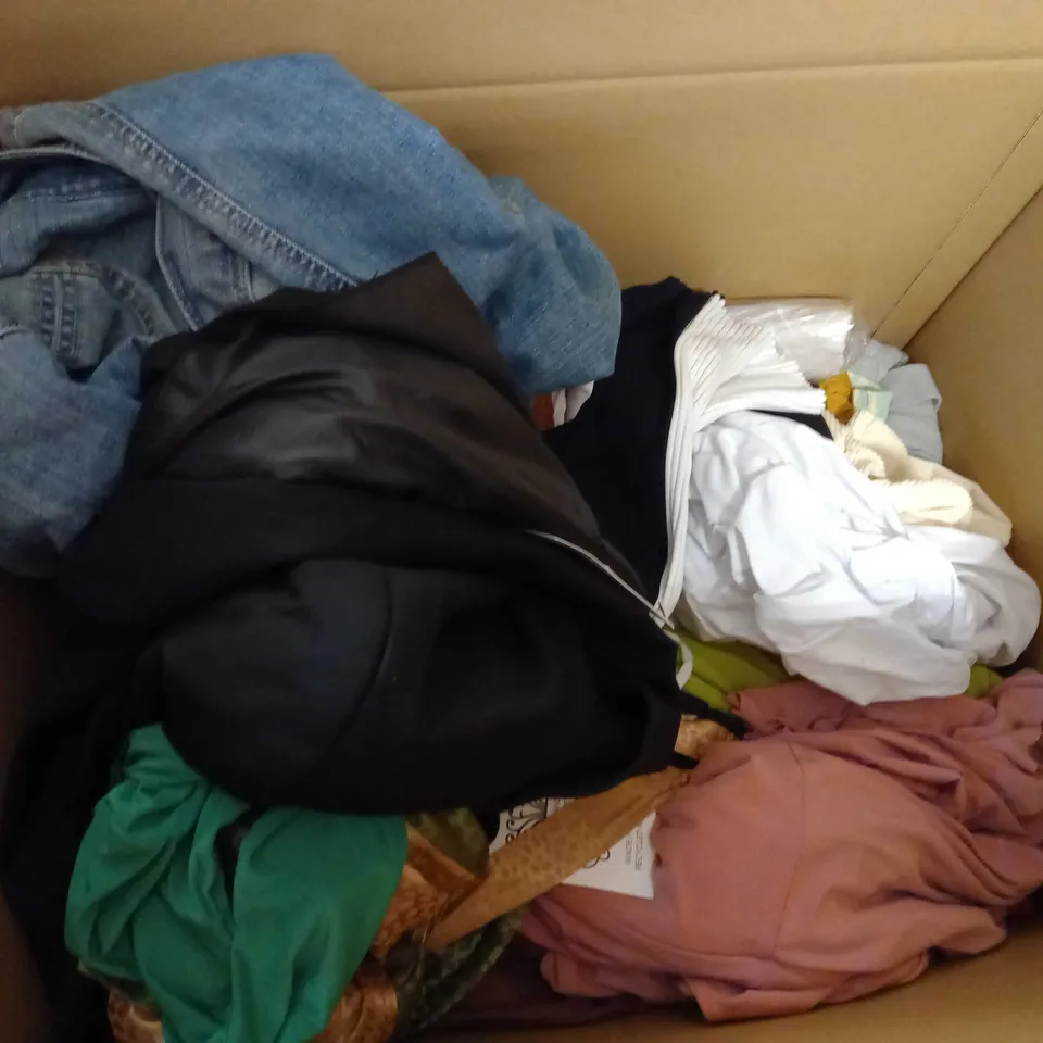 LOT OF APPROX 25 ASSORTED CLOTHING ITEMS VARYING IN SIZE/COLOUR/STYLE TO INCLUDE: TROUSERS, TOPS, DRESSES
