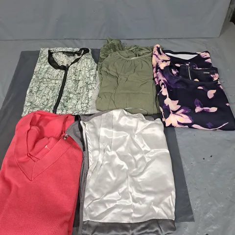 BOX OF APPROXIMATELY 5 ASSORTED CLOTHING AND FASHION ITEMS - VARIOUS COLOURS, SIZES AND STYLES