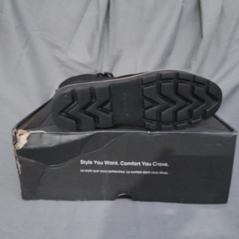 BOXED PAIR OF VIONIC LARSON LACE UP BOOTS IN BLACK SIZE 6.5 