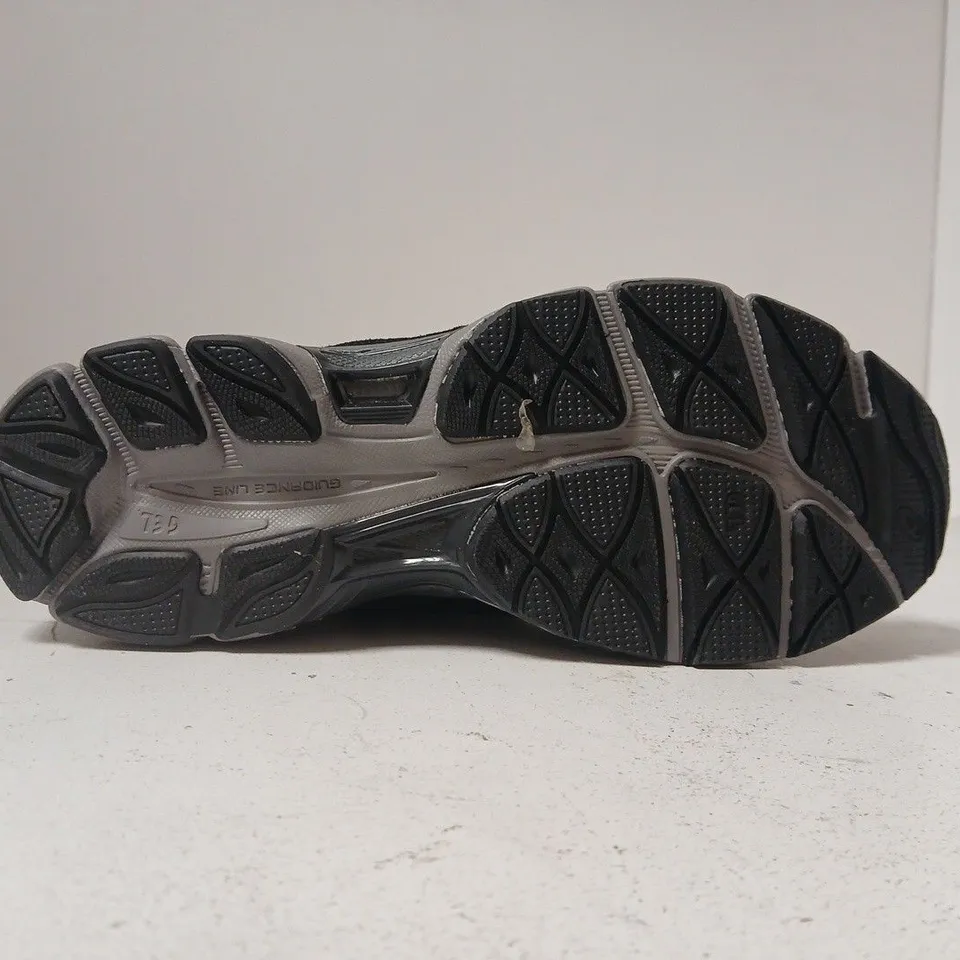 PAIR OF ASICS TRAINERS IN BLACK/PEWTER SIZE UK 8.5