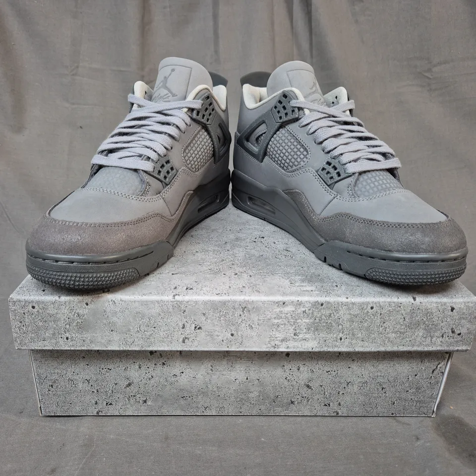 BOXED PAIR OF NIKE AIR JORDAN 4 RETRO SHOES IN GREY UK SIZE 8