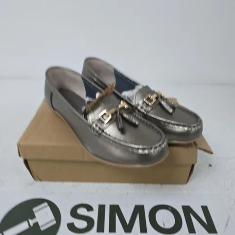 JO & JOE WIDE FIT BOAT SHOES – NAUTICAL, GUN METAL, UK 7
