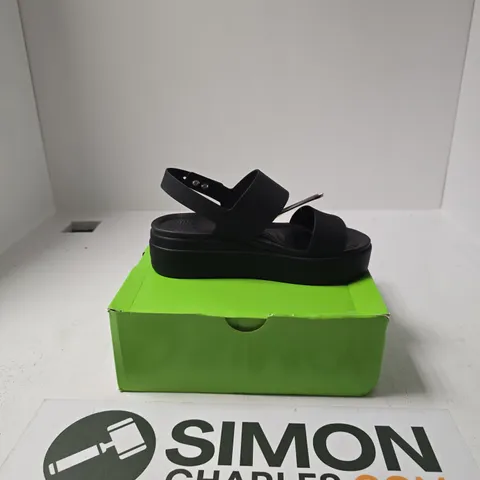BOXED PAIR OF CROCS BROOKLYN LOW WEDGE SANDALS SIZE UK 5