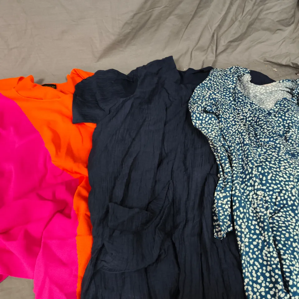 APPROXIMATELY 20 ASSORTED WOMENS CLOTHING PRODUCTS IN VARIOUS STYLES AND SIZES 