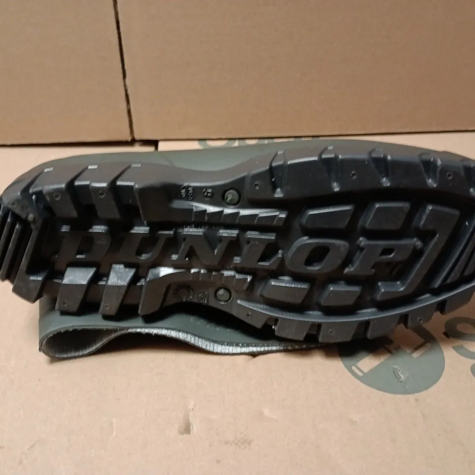UNBOXED PAIR OF DUNLOP WELLYS IN DARK GREEN - SIZE 9