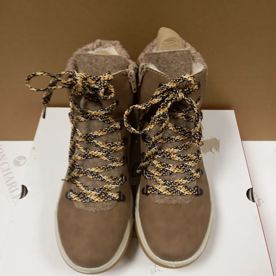 RIEKER LACE BOOT SIZE 6