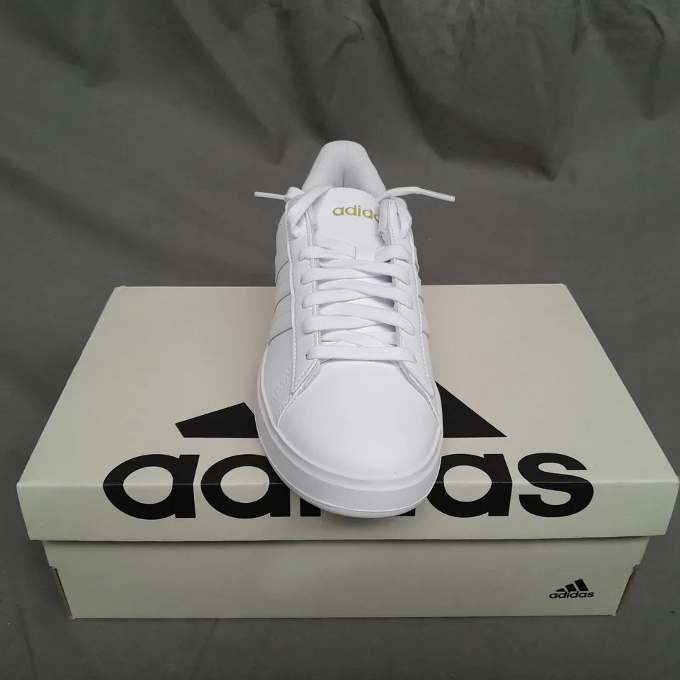 BOXED PAIR OF ADIDAS GRAND COURT 2.0 TRAINERS IN WHITE SIZE 4.5