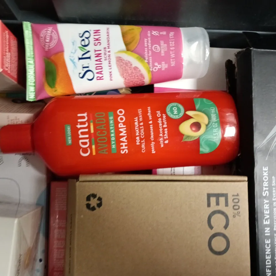 APPROXIMATELY 18 ASSORTED COSMETIC ITEMS TO INCLUDE DR SQUATCH, REDKEN, ETC - COLLECTION ONLY