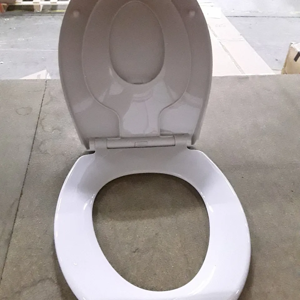 BOXED STOREMIC TOILET SEAT 