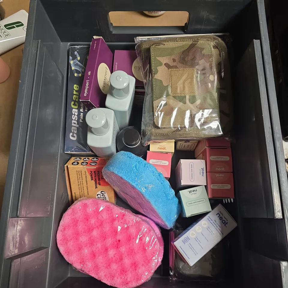 APPROXIMATELY 15 ASSORTED HEALTH & BEAUTY PRODUCTS TO INCLUDE BLEACH LONDON SEMI PERM HAIR DYE, RAW SHEA BUTTER, LIZ EARLE SKIN TONIC ETC - COLLECTION ONLY