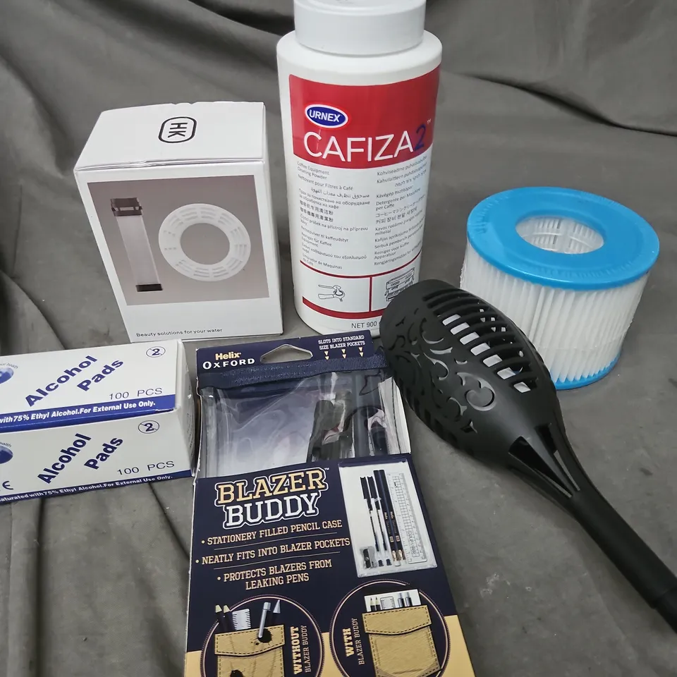 APPROXIMATELY 15 ASSORTED HOUSEHOLD ITEMS TO INCLUDE HELLO KLEAN FILTER, LED LIGHT, FLY PAPER ETC