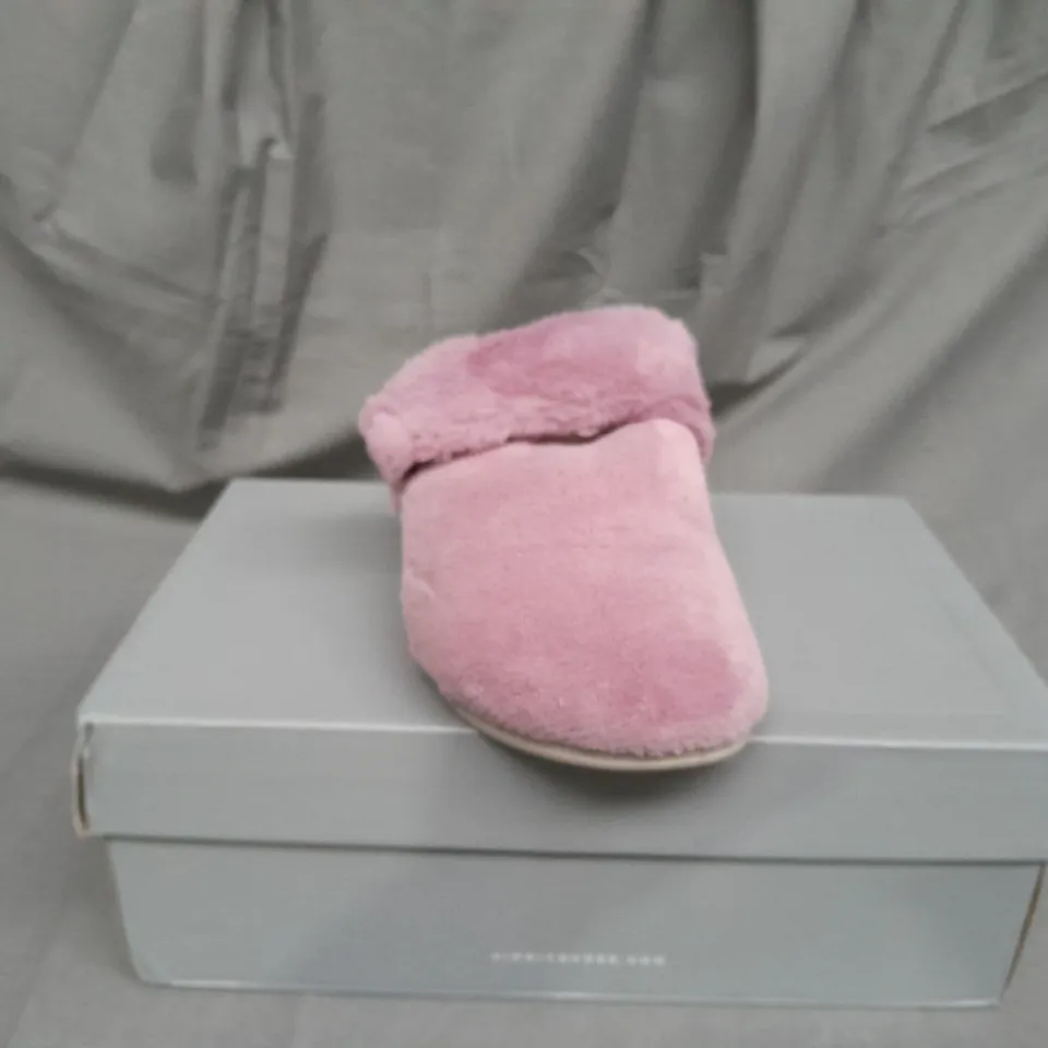 BOXED PAIR OF VIONIC MARIEL SLIPPERS IN DUSKY PINK SIZE 4