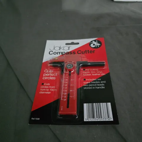 APPROXIATELY 8 ITEMS OF JAKAR COMPASS CUTTER WITH SIX SPARE BLADES AND TWO PENCIL LEADS .