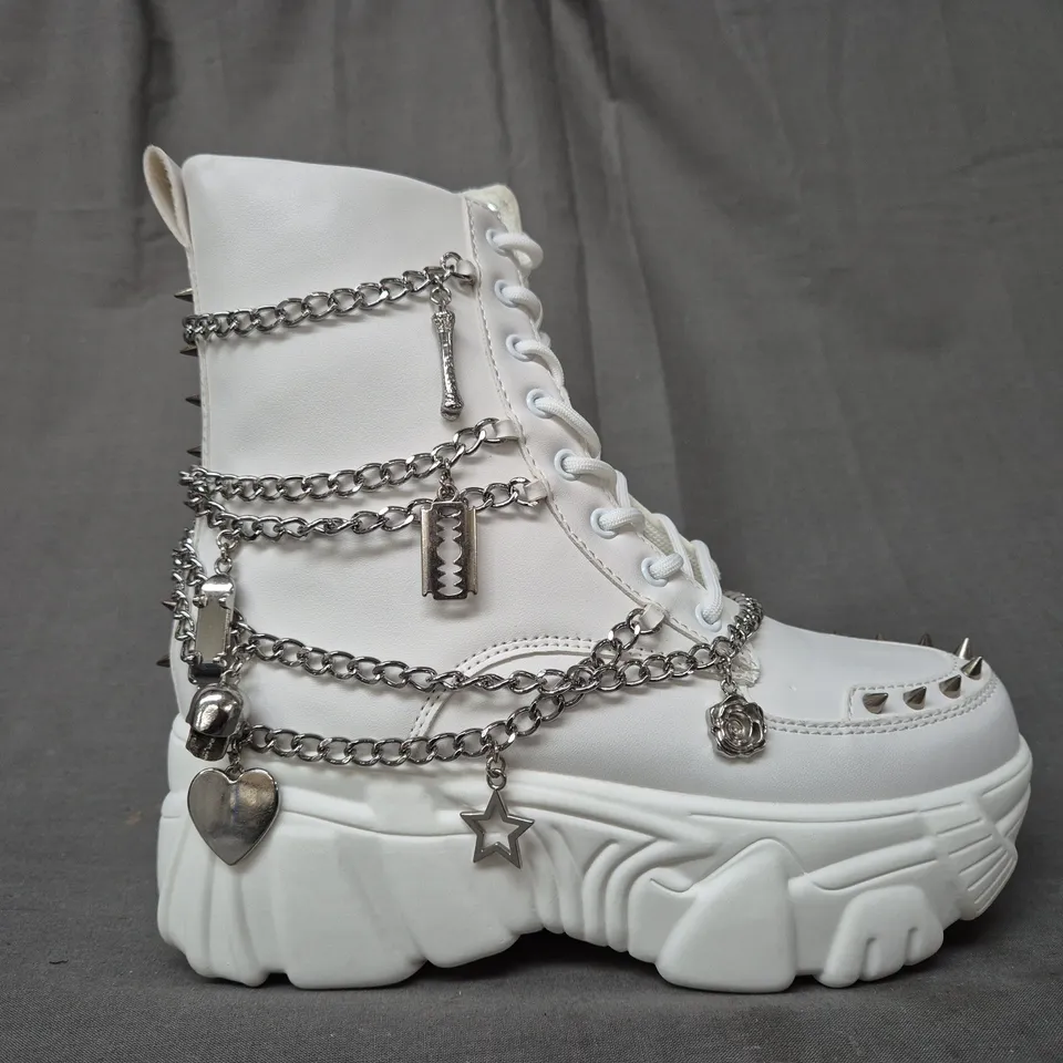 BOXED PAIR OF KOI BONED CATCH WHITE MYSTIC CHARM BOOTS UK SIZE 4