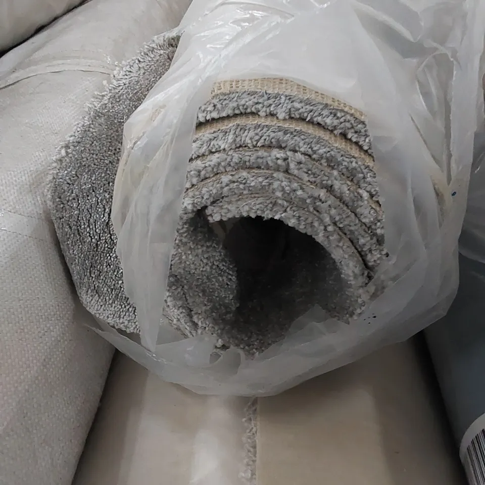 ROLL OF QUALITY CARPET // SIZE: 2.5 X 4m