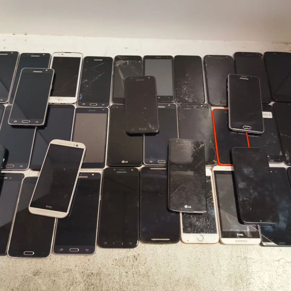 APPROXIMATELY 35 ASSORTED MOBILE PHONES TO INCLUDE BRAND SUCH AS IPHONE, HTC, SAMSUNG, ETC - COLLECTION ONLY
