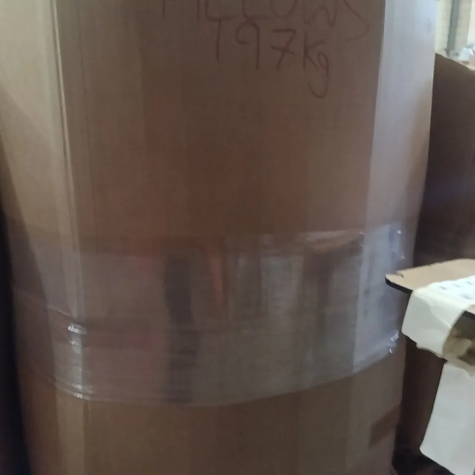 PALLET CONTAINING A LARGE QUANTITY OF PILLOWS