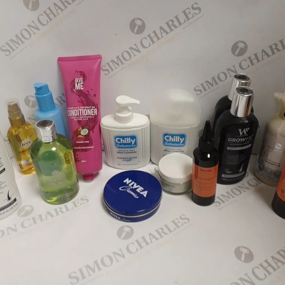 APPROXIMATELY 15 ASSORTED HEALTH AND BEAUTY ITEMS INCLUDING WATERMANS SHAMPOO & CONDITIONER, MOLTON BROWN SHOWER GEL