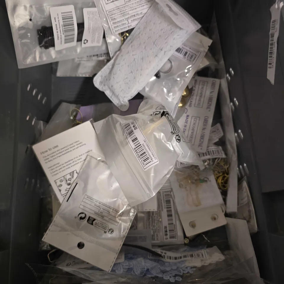 LOT OF ASSORTED JEWELLERY ITEMS TO INCLUDE NECKLACES, EARRINGS AND SMART WATCH