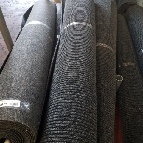 ROLL OF QUALITY LOOP PILE CARPET IN BLACK/WHITE - SIZE UNSPECIFIED