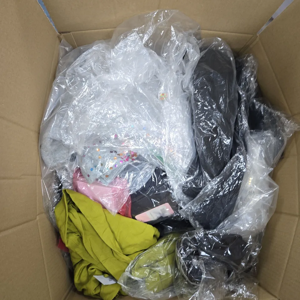 BOX OF APPROXIMATELY 25 ASSORTED CLOTHING ITEMS TO INCLUDE: LA MAREY FLANNEL PATTERN JACKET