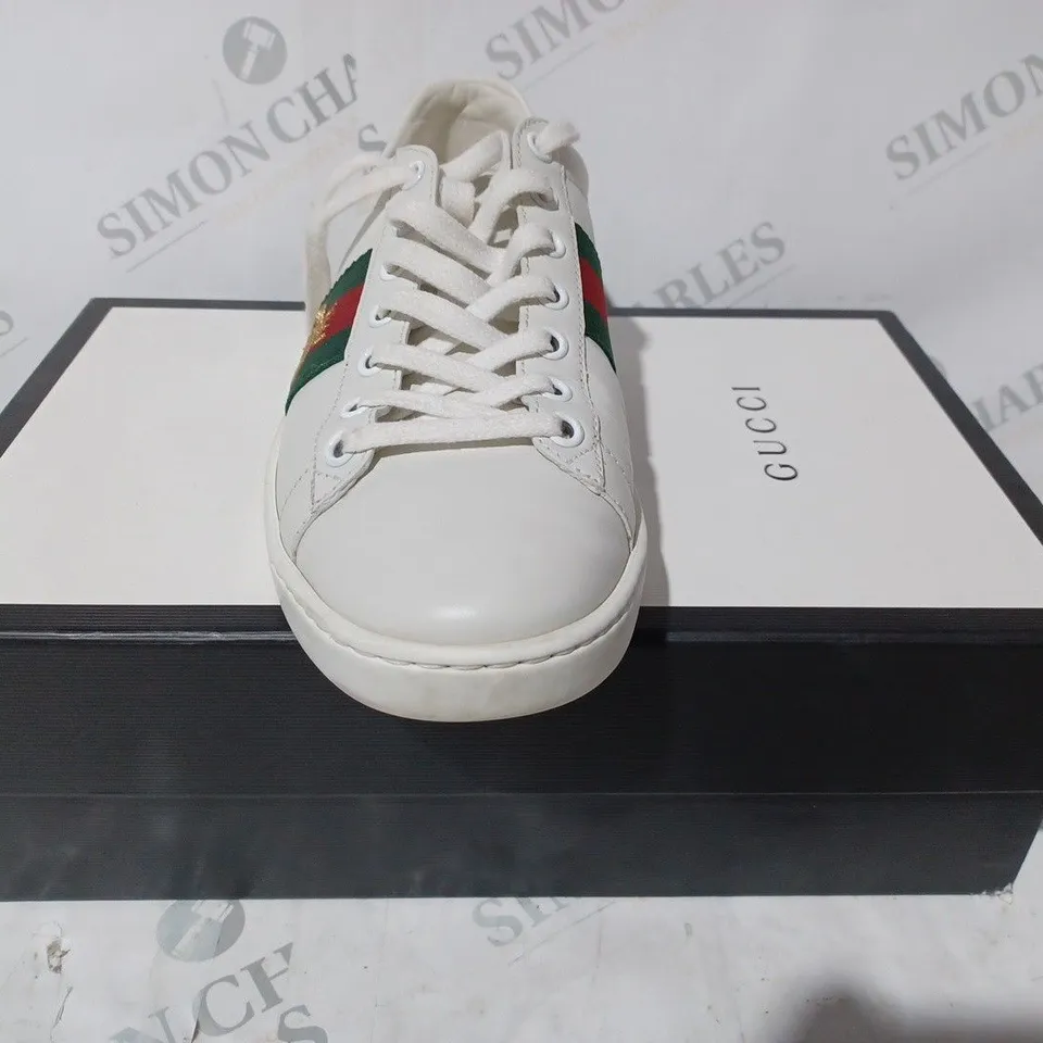 BOXED PAIR OF GUCCI SHOES IN WHITE/GREEN/RED WITH BEE DESIGN SIZE UNSPECIFIED