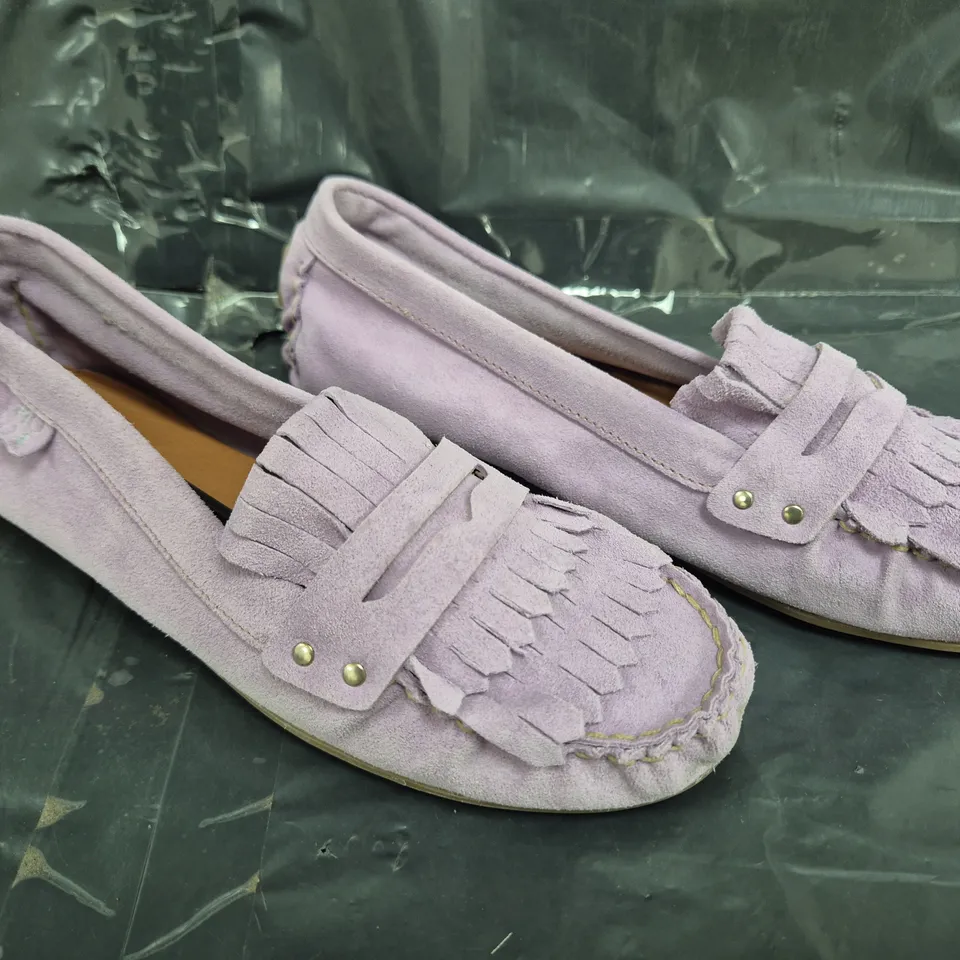 BOXED PAIR OF MODA IN PELLE EDELL SHOES IN LILAC SIZE 4