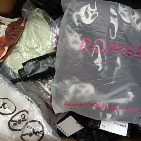 APPROXIMATELY 40 ASSORTED CLOTHING ITEMS IN VARIOUS SIZES, STYLES & COLOURS TO INCLUDE BRANDS SUCH AS ROMWE, BERSHKA, STRAPP METAL, ETC - COLLECTION ONLY