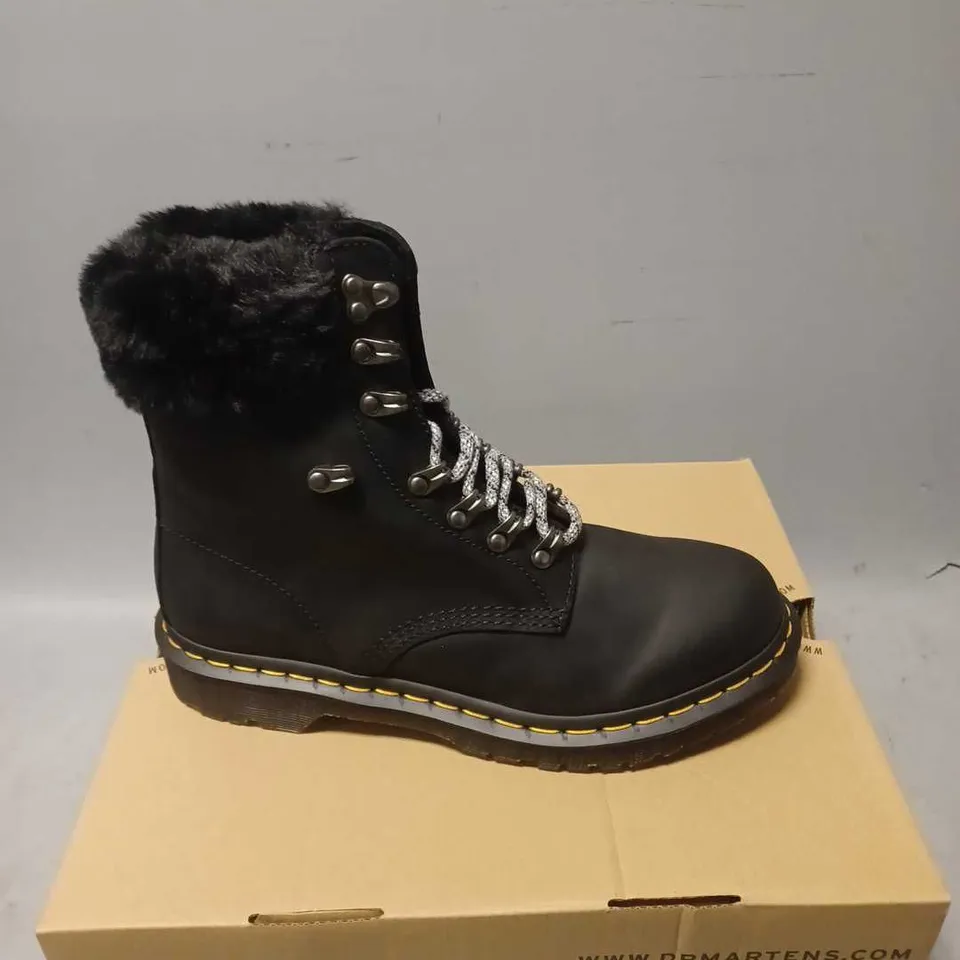 BOXED PAIR OF DR MARTEN AIRWAIR SERENA COLLAR BOOTS IN BLACK - 6.5