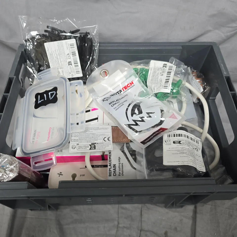 APPROXIMATELY 15 ASSORTED HOUSEHOLD ITEMS TO INCLUDE REPLACEMENT CHAINS , TUB LIDS , DRINKING GLASSES , ETC 