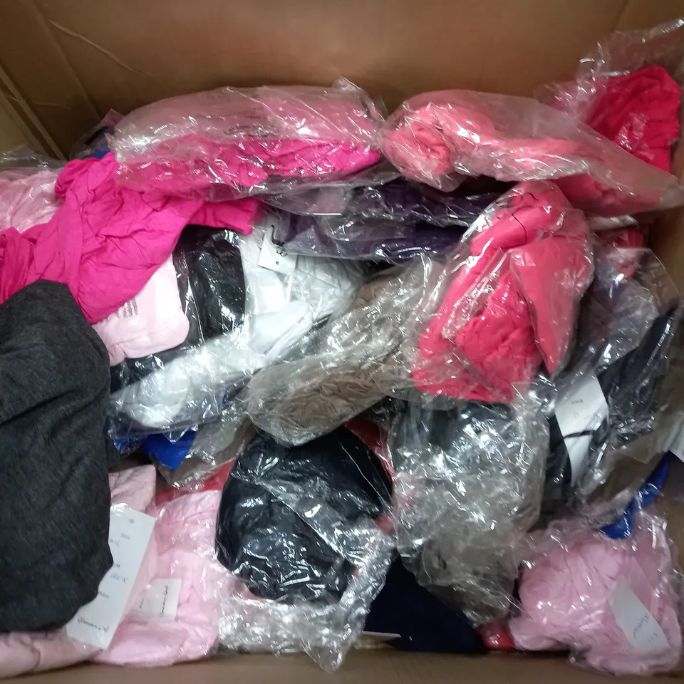 BOX OF APPROXIMATELY 25 ASSORTED CLOTHING ITEMS TO INCLUDE TOPS, DRESSES, SHORTS ETC