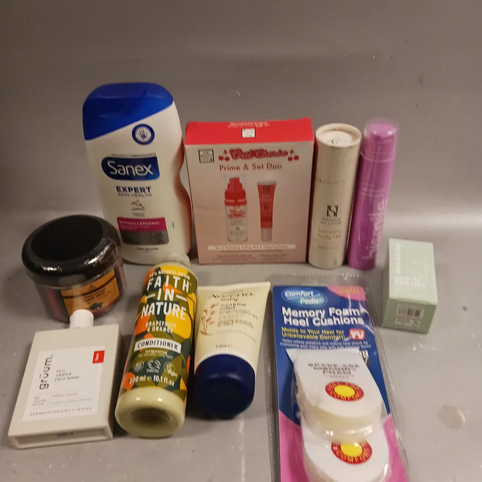 APPROXIMATELY 20 ASSORTED HEALTH & BEAUTY PRODUCTS TO INCLUDE HEEL CUSHIONS, AVEENO BABY EMOLLIENT CREAM, GRUUM FACE WASH ETC 