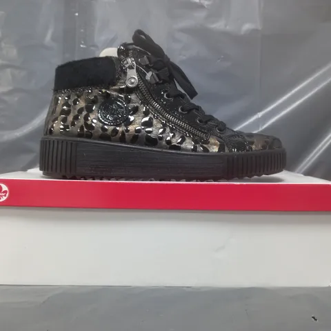 BOXED PAIR OF RIEKER TRAINER SIDE-ZIP BOOTS IN BLACK MULTI SIZE 4