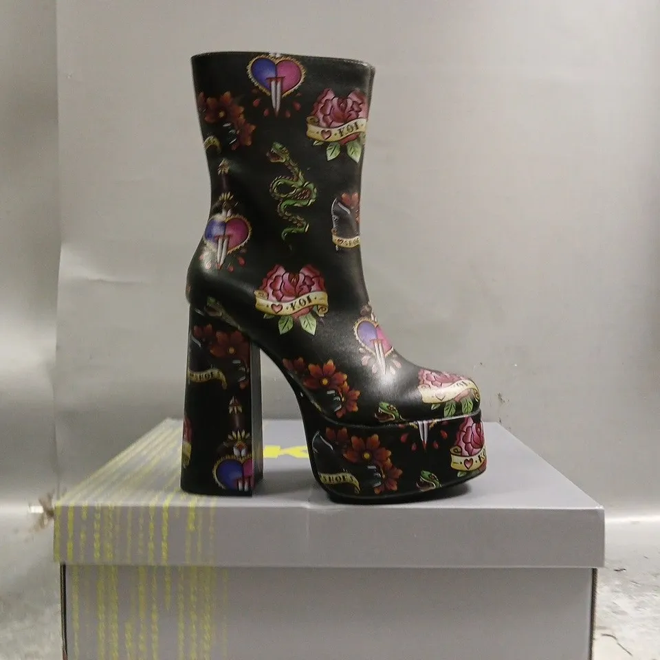 BOXED PAIR OF KOI VERDICT OF A SERPENT & DAGGER HEELED BOOTS IN BLACK SIZE UK 5