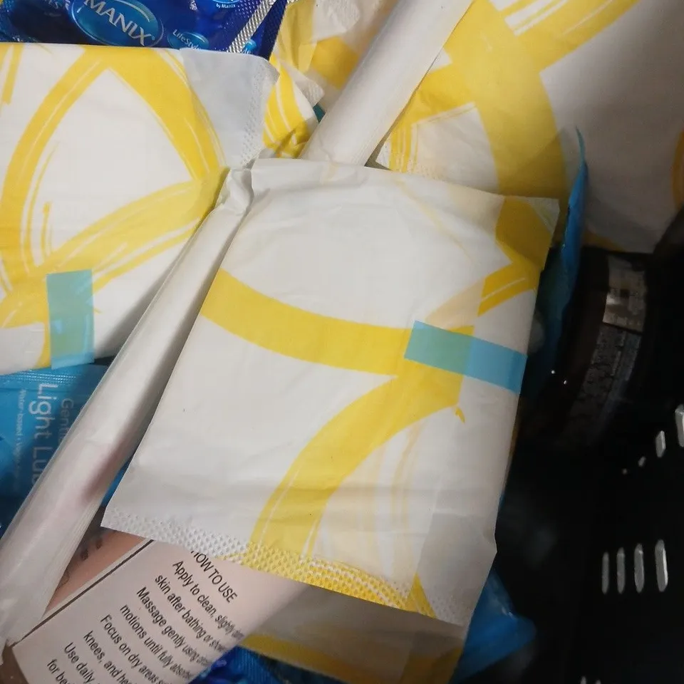 APPROX 12 ASSORTED BEAUTY PRODUCTS TO INCLUDE THE BODY SHOP BODY LOTION, IMPERIAL LEATHER BATH SOAK, LYNX BODY WASH, ETC