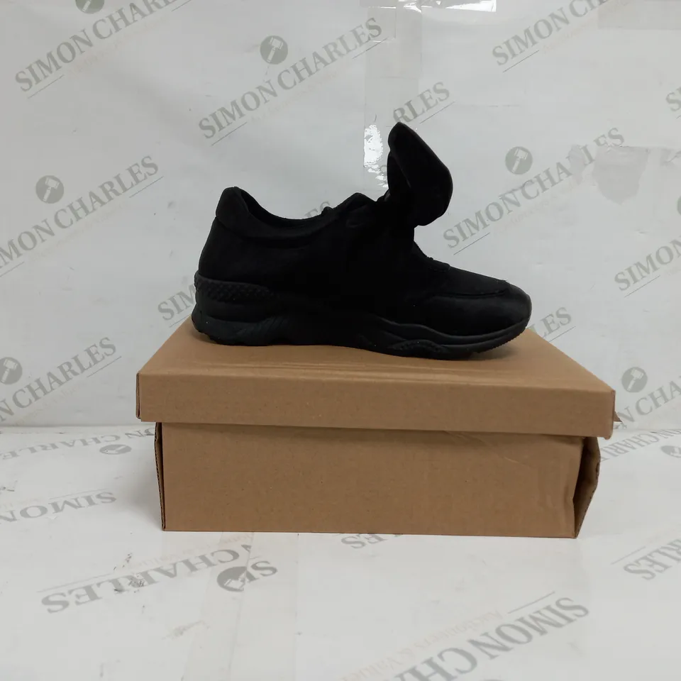 APPROXIMATELY 12 BOXED PAIRS OF BOW LACE TRAINERS IN SIZES 3, 4, 5, 6, 7, 8