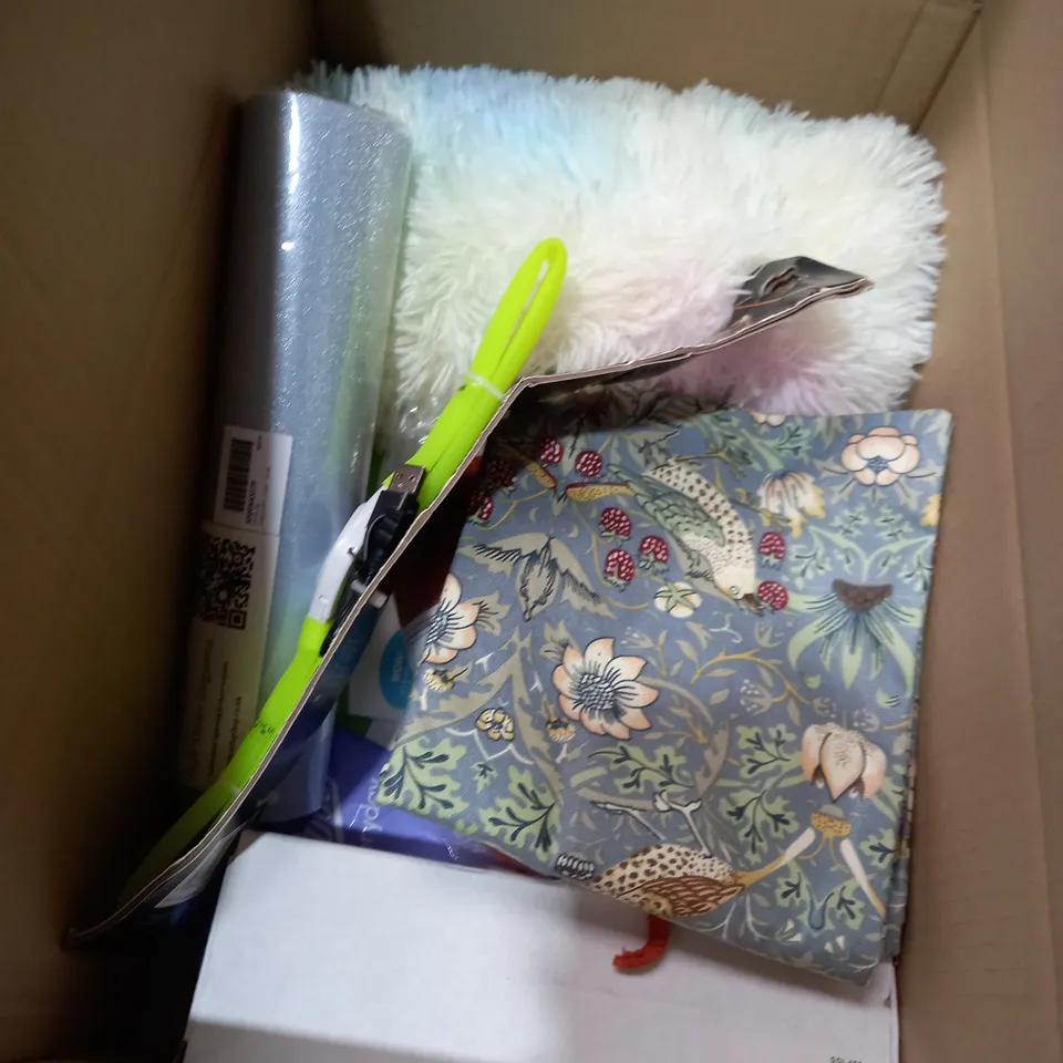 BOX OF ITEMS APPROXIMATELY 10 TO INCLUDE LARGE RAINBOW BLANKET, WOMAN'S MAXI TOWELS, PERSONALISED CHRISTMAS TREE DECORATIONS ETC