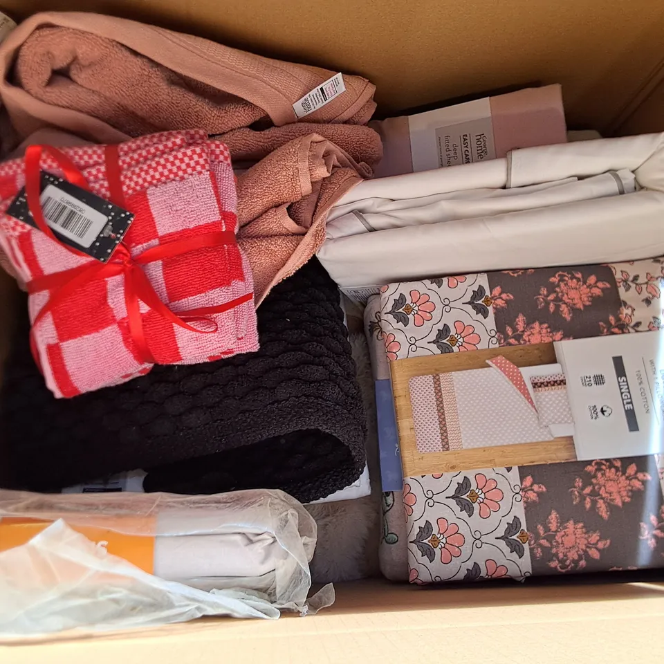 LOT OF APPROXIMATELY 18 ASSORTED BEDDING AND SOFT FURNISHING ITEMS TO INCLUDE DUVETS, SHEETS AND TOWELS