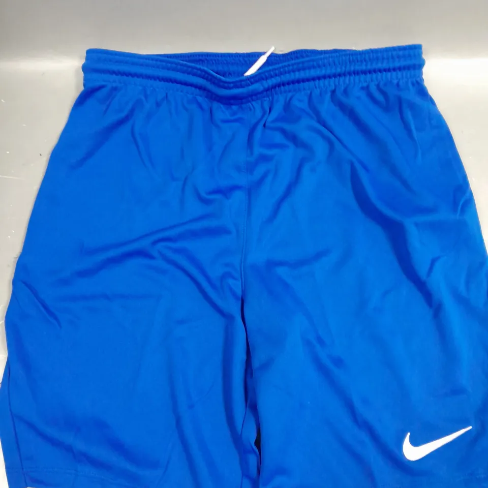 NIKE STANDARD FIT CHILDRENS SHORTS IN BLUE - L