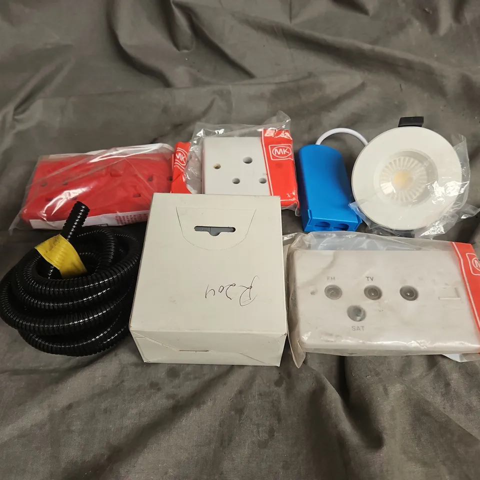 BOX OF APPROXIMATELY 20 ASSORTED ELECTRICAL PRODUCTS & ACCESSORIES TO INCLUDE - SOCKET, LIGHTS, TUBING - COLLECTION ONLY