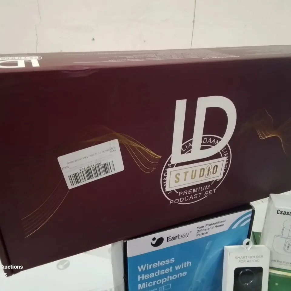 BOX CONTAINING LARGE AMOUNT OF BOXED ELECTRICAL ITEMS TO INCLUDE: FULL PODCAST SET UP, HEADPHONES, PHONE CASES, VARIOUS LIGHT BULBS, SPOTLIGHTS, 3D LCD PRINTING FLUID, LED STRIP LIGHTS ETC.