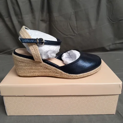 BOXED PAIR OF PARADOX YENNIFER NAVY SHIMMER SHOES SIZE EU 38
