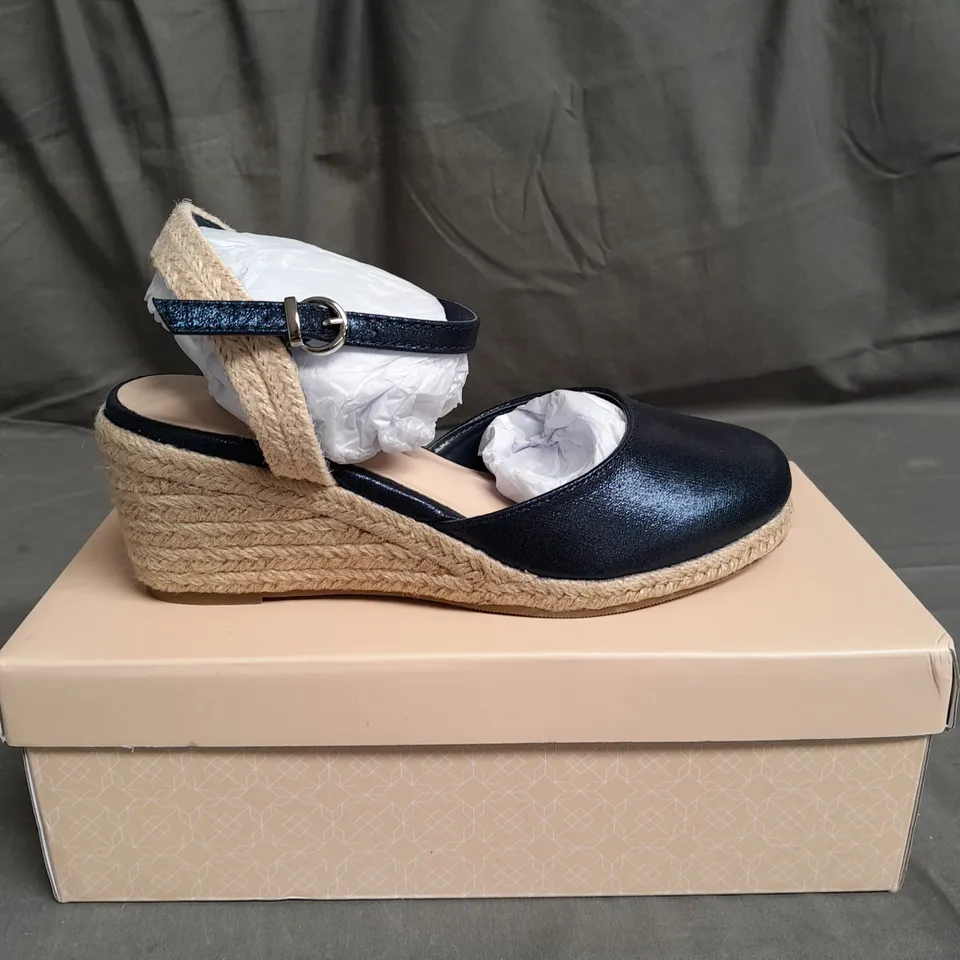 BOXED PAIR OF PARADOX YENNIFER NAVY SHIMMER SHOES SIZE EU 38